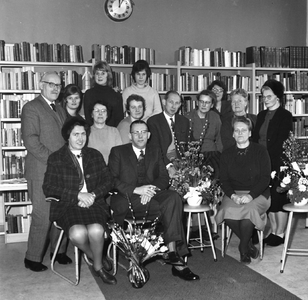 46734 Groepsfoto openbare leeszaal en bibliotheek n.a.v. het 50-jarig bestaan. Op 27 januari 1913 werd gestart met de ...