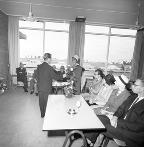 46764 Officiële opening van Sociale werkplaats De Brug aan de Edisonweg in Vlissingen door mr. J.H. Klatte, secretaris ...