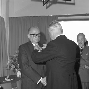 46781 De heer F.P.C. Mijs neemt afscheid als directeur van de NV Haven van Vlissingen, welke functie hij bijna 29 jaar ...