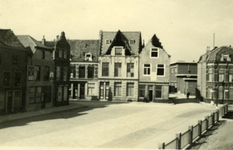 46803 Tweede Wereldoorlog. De Grote Markt met van links naar rechts op de foto: de panden Grote Markt 10, Grote Markt 8 ...