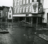 46813 De Nieuwstraat na de stormvloedramp van 1 febr. 1953.Op de achtergrond de damesmodezaak van Bischoff in de ...