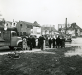 46814 De Gravestraat na de stormvloedramp van 1 febr. 1953.Gezien in de richting van de Korenstraat en Paardenstraat.