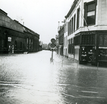 46818 De Walstraat na de stormvloedramp van 1 febr. 1953.Gezien vanaf het Betje Wolffplein met rechts de bakkerswinkel ...