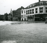 46819 De Walstraat na de stormvloedramp van 1 febr. 1953.Gezien vanaf het Betje Wolffplein met rechts de bakkerij, ...