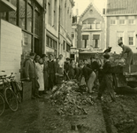 46820 De Kleine Markt na de stormvloedramp van 1 febr. 1953.De kruidenierswinkel van De Gruyter wordt leeggehaald.