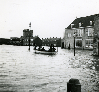 46823 De Grote Markt na de stormvloedramp van 1 febr. 1953.Rechts het schoolgebouw van de Frans Naereboutschool en ...