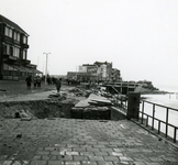 46824 Gaten in het wegdek van Boulevard Evertsen na de stormvloedramp van 1 febr. 1953.