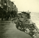 46827 Het door de golven weggeslagen gedeelte van Boulevard de Ruyter na de stormvloedramp van 1 febr. 1953.