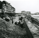 46831 Het door de golven weggeslagen gedeelte van Boulevard Evertsen na de stormvloedramp van 1 febr. 1953.