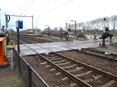 46887 Oost-Souburg, het treinstation en spoorwegovergang Vlissingen-Souburg