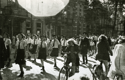 46896 Tweede Wereldoorlog. De Nationale Jeugdstorm marcheert in de Badhuisstraat