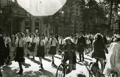 46896 Tweede Wereldoorlog. De Nationale Jeugdstorm marcheert in de Badhuisstraat