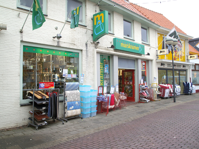 46917 Oost-Souburg, Paspoortstraat 36, winkel in huishoudelijke artikelen Marskramer en Paspoortstraat 32-34 MegaBed
