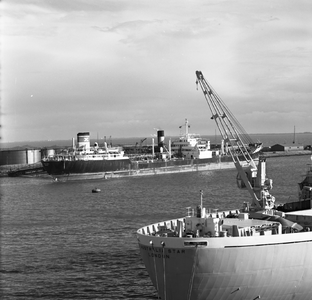 46949 Gezicht op de Buitenhaven. Op de voorgrond het achterschip van het vrachtschip Australian Star aan de kade van de ...