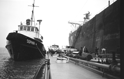 46963 De Steenkolen Handelsvereniging (SHV) aan de Buitenhaven.Links de sleepboot 'Sophia' van het bedrijf.