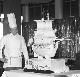 46971 Het historische schip 'bounty' van suikerwerk, gemaakt door de koks van het Strandhotel op Boulevard Evertsen