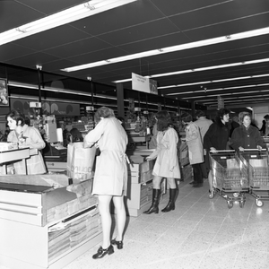 47007 Officiële opening van de supermarkt / warenhuis Miro aan de Gildeweg in Vlissingen op 23 maart 1971