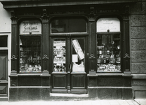 47061 De winkel van Joh. Fibbe & zn., Groenewoud 63 en Groenewoud 65, dames-, herenkappers en parfumerieën