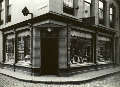 47099 De winkel van de firma B. Bouman, Lepelstraat 7 hoek Branderijstraat, manufacturen enz.