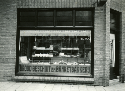 47106 De winkel van J.B. van de Kop, Scheldestraat 69, hoek Rochussenstraat, brood- en banketbakkerij