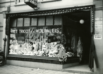 47141 'Het Tricot en Wolpaleis', de winkel van A. Cracau, Coosje Buskenstraat 67, manufacturen, gemaakte goederen