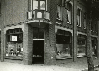 47158 De kruidenierswinkel van de coöperatie Eigen Hulp, Scheldestraat 35, hoek Bouwen Ewoutstraat, koloniale- en ...
