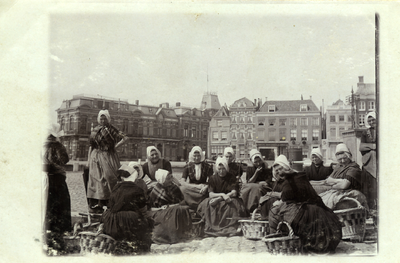47186 Vissersvrouwen op het De Ruyterplein met op de achtergrond het Beursplein