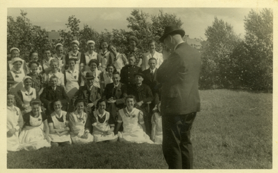 47222 In de tuin van ziekenhuis Bethesda. dr. Wolters neemt de foto. Op de tweede rij van onder zitten: dr. Smit (l.), ...