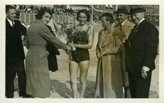 47235 Scheldebekerwedstrijd 1934. Bloemen voor de eerste Zeeuwse dame, mej. Bijsterveld.Rechts staat burgemeester C.A. ...