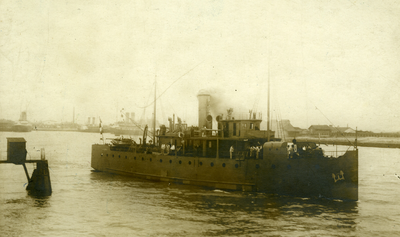 47254 Hr. Ms. mijnenlegger Hydra de Buitenhaven uitvarende. 1-10-1910 op stapel gezet bij de Rijkswerf te Amsterdam. ...