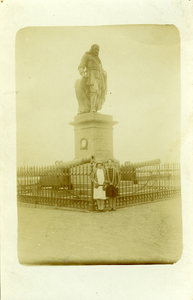 47269 Het standbeeld van M.A. de Ruyter op het Keizersbolwerk, Boulevard de Ruyter.