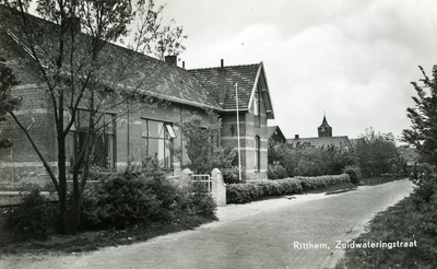 47286 Ritthem, Zuidwateringstraat Op de voorgrond de Christelijke lagere school