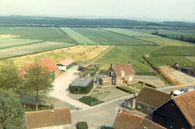 47293 Ritthem, hof Driewegen aan de Rammekensweg, hoek Dorpsweg, gezien vanuit de toren van de Nederlands Hervormde kerk