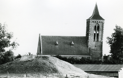 47335 De Nederlands Hervormde kerk te Ritthem. Op de voorgrond de vliedberg Berglust