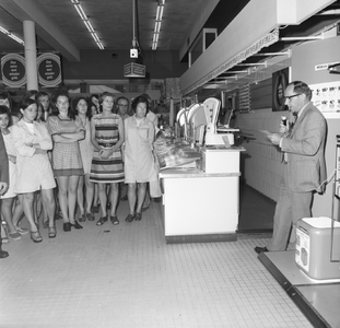 47349 Groepsfoto personeel in het warenhuis van de Hema aan de Oude Markt / Lange Zelke. Uitreiking van het zilveren tientje