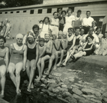 47387 Groepsfoto bij de zwemschool aan het Kanaal door Walcheren te Souburg. Zwemvereniging Luctor et Emergo?