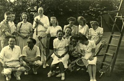 47417 Groepsfoto tennisclub 'De Schelde'.De club is opgericht in 1937.
