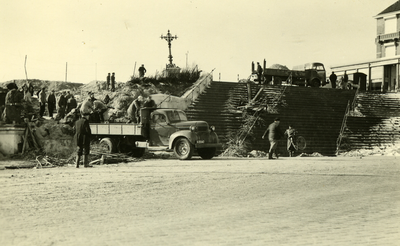 47425 Na de stormvloedramp van 1 febr. 1953, de Badhuisstraat bij de leeuwentrap.