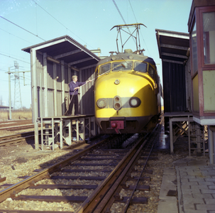47493 Wasinstallatie voor treinen van de Nederlandse spoorwegen bij het station.