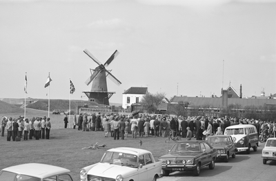 47498 Herdenking 32 jaar bevrijding van Vlissingen. Kranslegging bij het Landingsmonument van het 4e commando en de ...