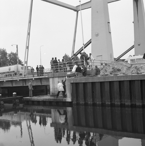 47513 Bij werkzaamheden aan de Keersluisbrug raakte een duiker in moeilijkheden toen zijn zuurstofslang vast kwam te ...