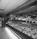 47555 Interieur slagerswinkel Verboom in de Scheldestraat, hoek Rochussenstraat. Op de voorgrond slager Verboom met ...
