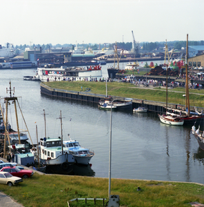 47561 Aankomst van het ramschip Schorpioen bij de sluizen van Vlissingen, getrokken door de sleepboot Breezand en ...