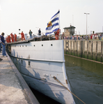 47562 Aankomst van het ramschip Schorpioen bij de sluizen van Vlissingen, getrokken door de sleepboot Breezand en ...