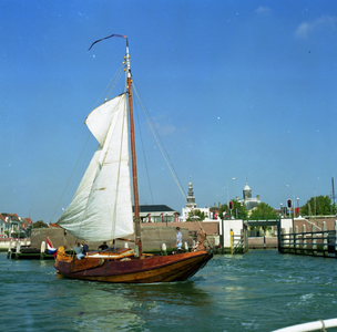 47619 Zeilschip van het type hoogaars voor de ingang van de Vissershaven.Het schip is gerestaureerd door de Stichting ...