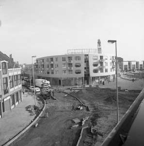 47630 Herinrichting van het Betje Wolffplein met op de achtergrond de bouw van het winkelcentrum Scheldeplein
