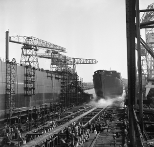 47639 Kon. Mij. De Schelde 5 oktober 1957, tewaterlating van het vrachtschip Argo Ellas, bouwnummer 292. Het schip ...