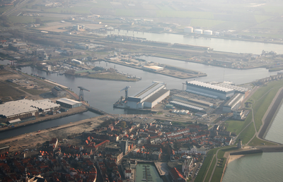 47759 Luchtfoto van Vlissingen met de Binnenstad, diverse gebouwen, het terrein van de Koninklijke Scheldegroep, het ...