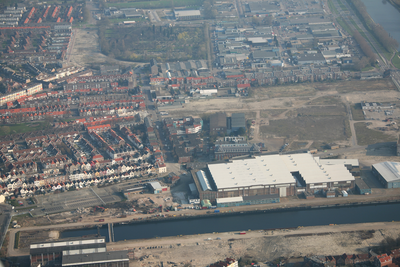 47760 Luchtfoto van Vlissingen met het terrein van de Koninklijke Scheldegroep en de Scheldebuurt. Op de achtergrond de ...