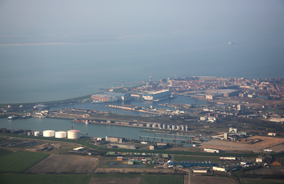 47761 Luchtfoto van Vlissingen gezien van oost naar west. Op de voorgrond de Buitenhaven en omgeving. Op de achtergrond ...
